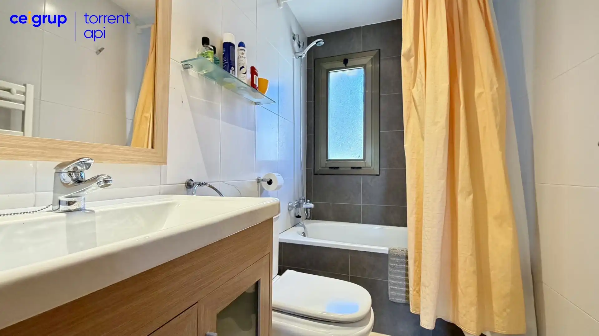 Baño de Casa adosada en venta en L'Estartit con Terraza, Piscina y Amueblado