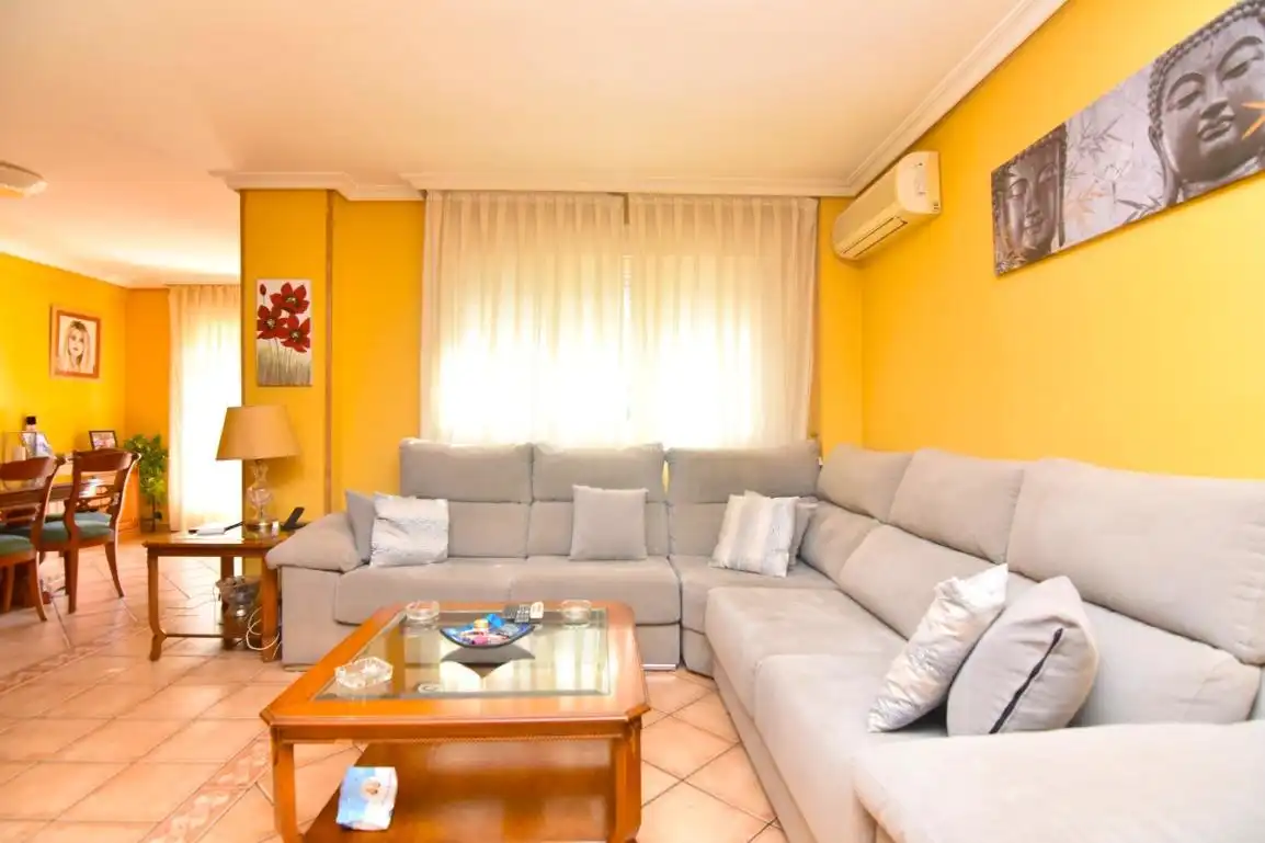 Sala de estar de Casa adosada en venta en Villaviciosa de Odón con Aire acondicionado, Calefacción y Piscina