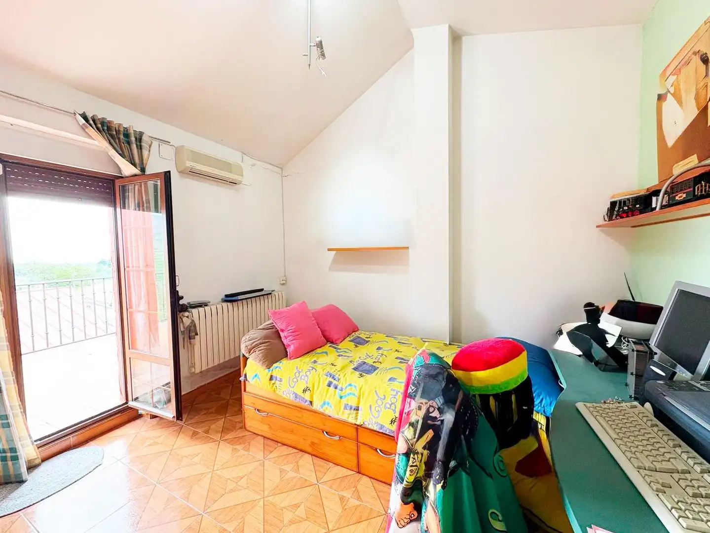 Habitación de Casa o chalet en venta en Navarredonda de la Rinconada con Terraza, Trastero y Amueblado