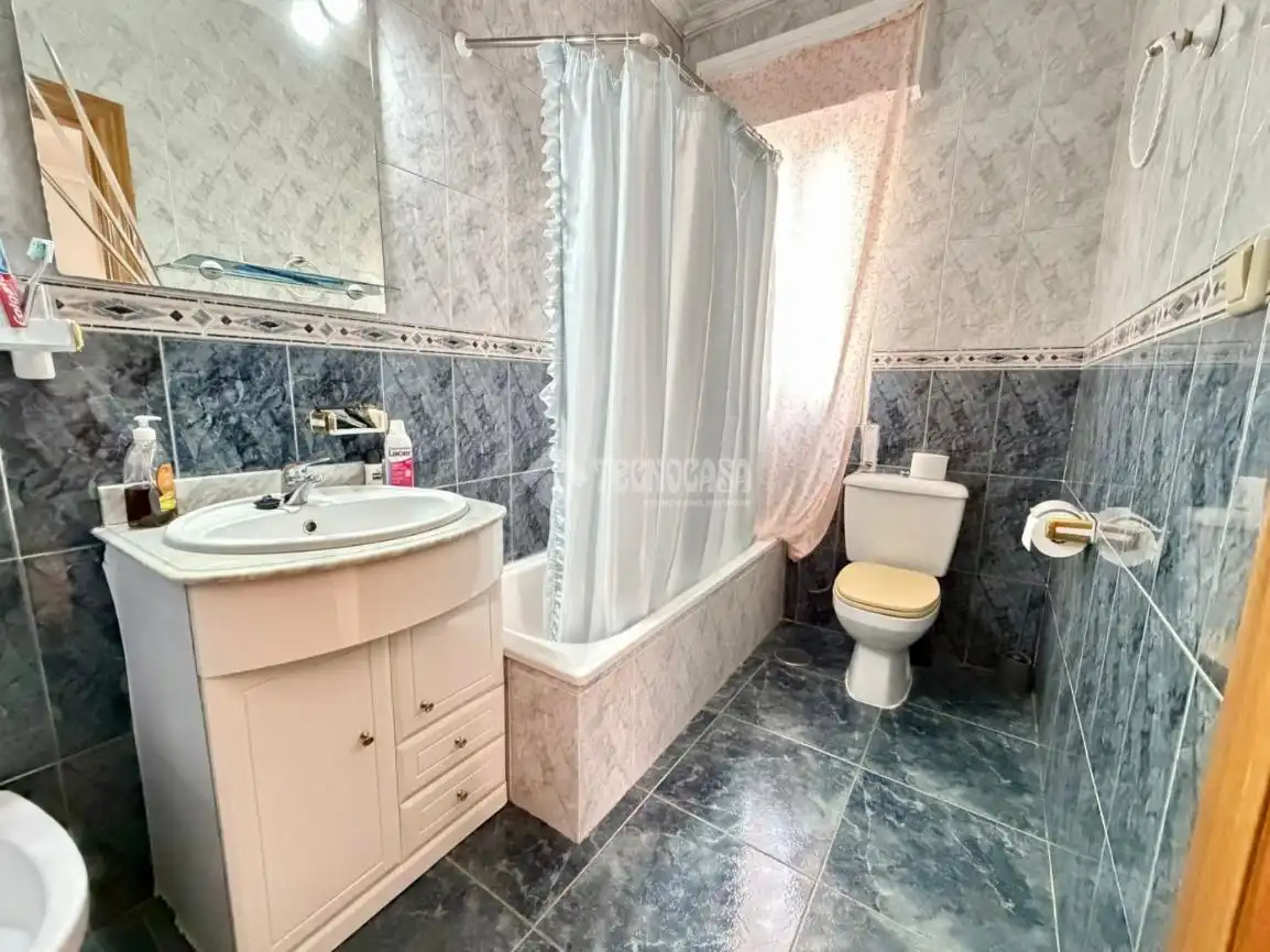 Badezimmer von Wohnung zum Verkauf in Úbeda mit Klimaanlage, Heizung und Balkon