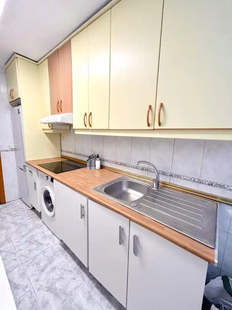 Cuina de Apartament de lloguer en Coslada amb Parquet i Moblat