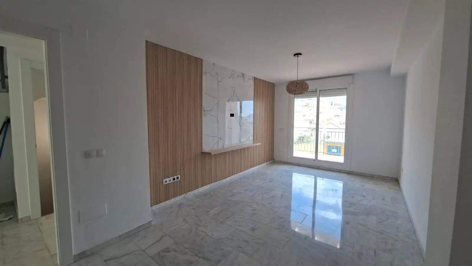 Sala d'estar de Casa adosada en venda en Benalmádena amb Aire condicionat, Jardí privat i Terrassa