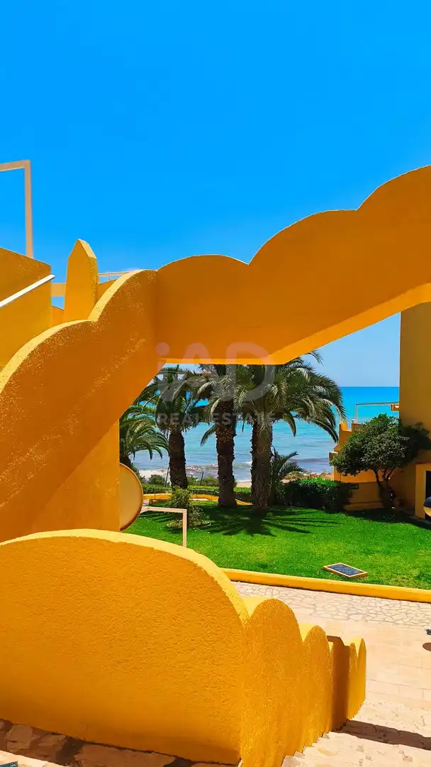 Vista exterior de Casa adosada en venda en El Campello amb Aire condicionat, Terrassa i Piscina