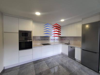 Cuina de Apartament de lloguer en Ourense Capital  amb Calefacció, Moblat i Balcó