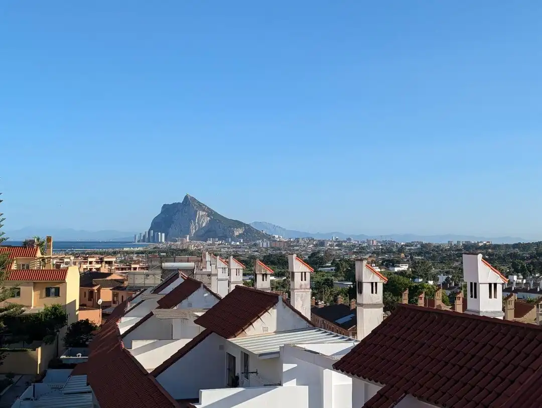 Vista exterior de Casa adosada de alquiler en La Línea de la Concepción con Aire acondicionado, Calefacción y Jardín privado