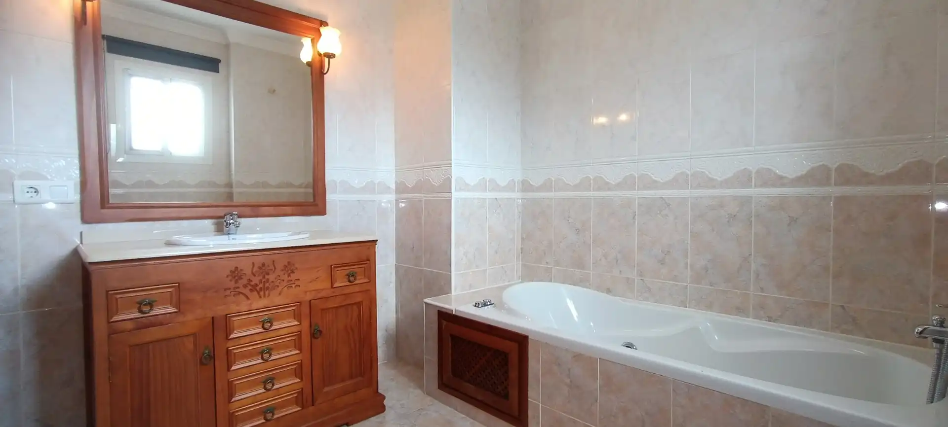 Badezimmer von Einfamilien-Reihenhaus zum Verkauf in Estepona mit Klimaanlage, Heizung und Terrasse