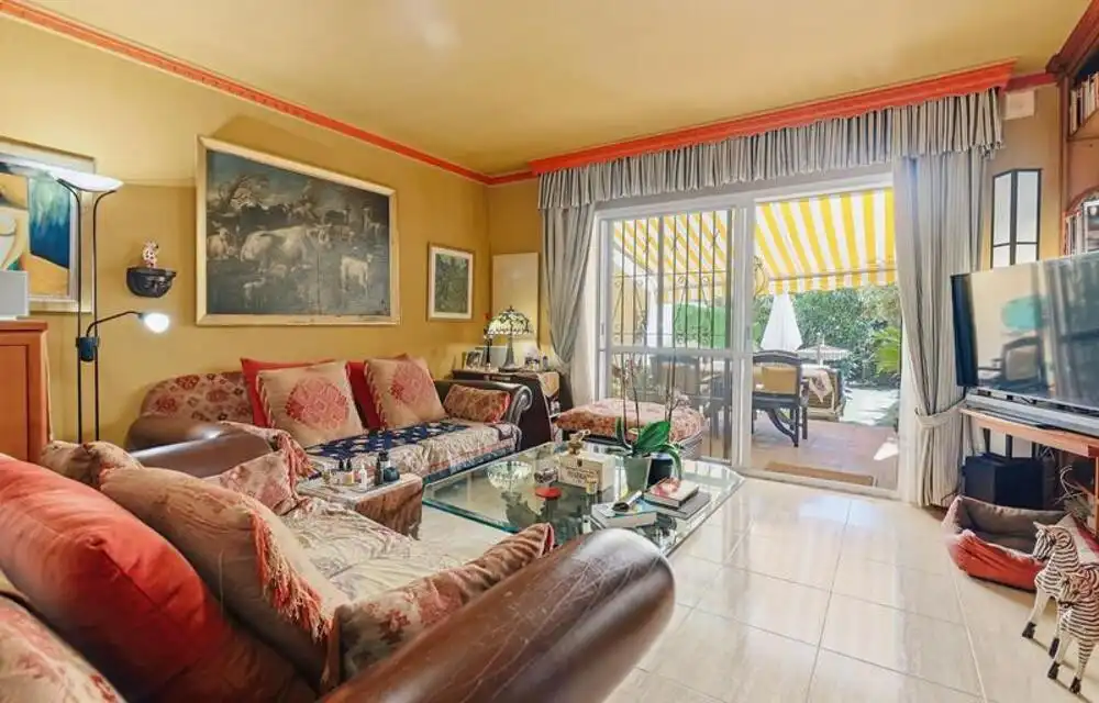 Sala d'estar de Casa adosada en venda en Benalmádena amb Aire condicionat, Jardí privat i Terrassa