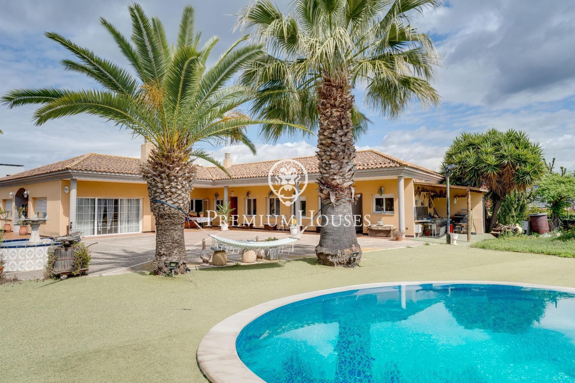Exterior view of House or chalet for sale in Vilanova i la Geltrú  with Air Conditioner, Heating and Private garden