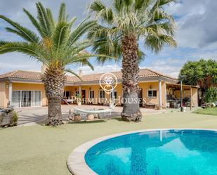 Vista exterior de Casa o xalet en venda en Vilanova i la Geltrú amb Aire condicionat, Calefacció i Jardí privat