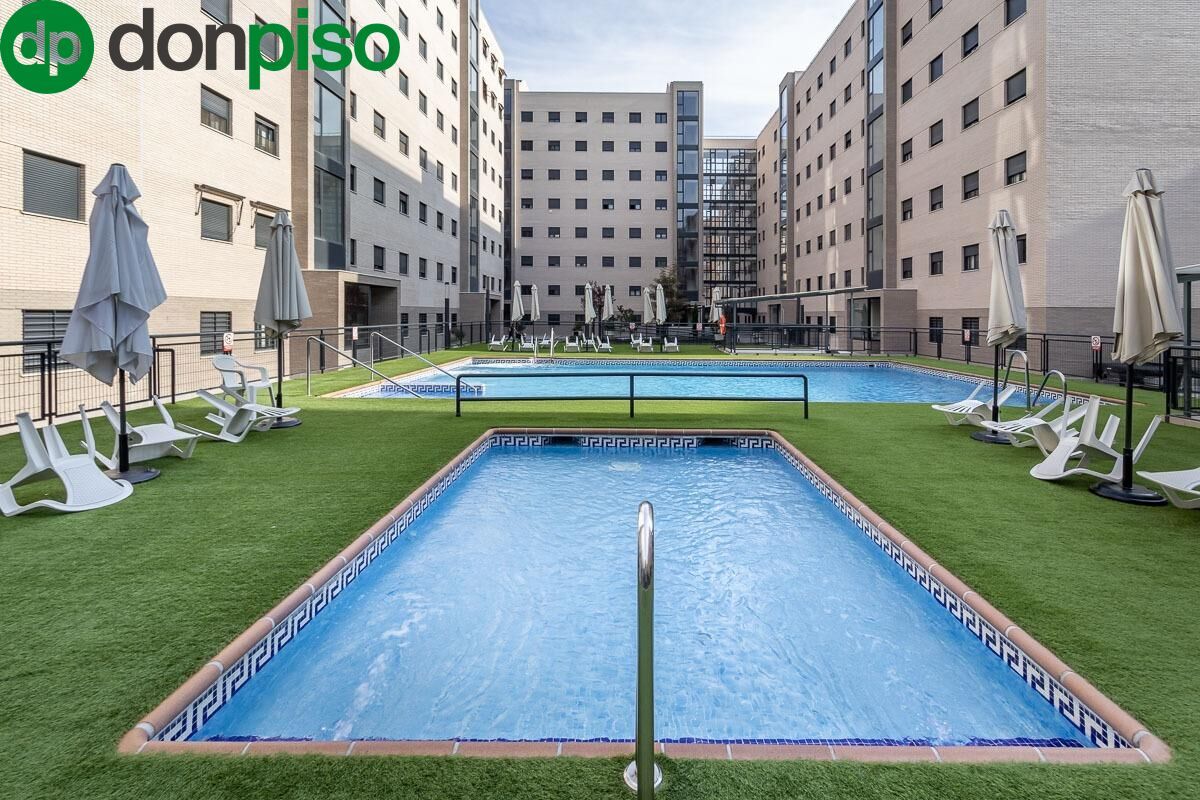 Piscina de Pis en venda en  Granada Capital amb Calefacció, Terrassa i Traster