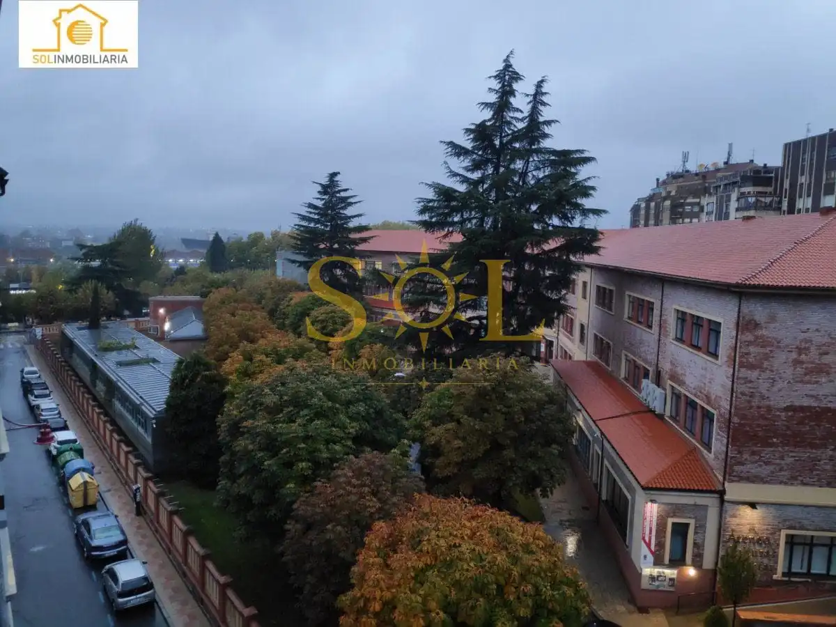 Vista exterior de Pis en venda en León Capital  amb Calefacció, Moblat i TV