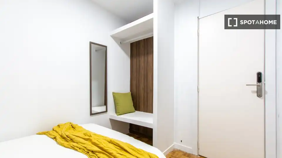 Bedroom of Flat for share in Madrid  with Air Conditioner, Terrace and Furnished
