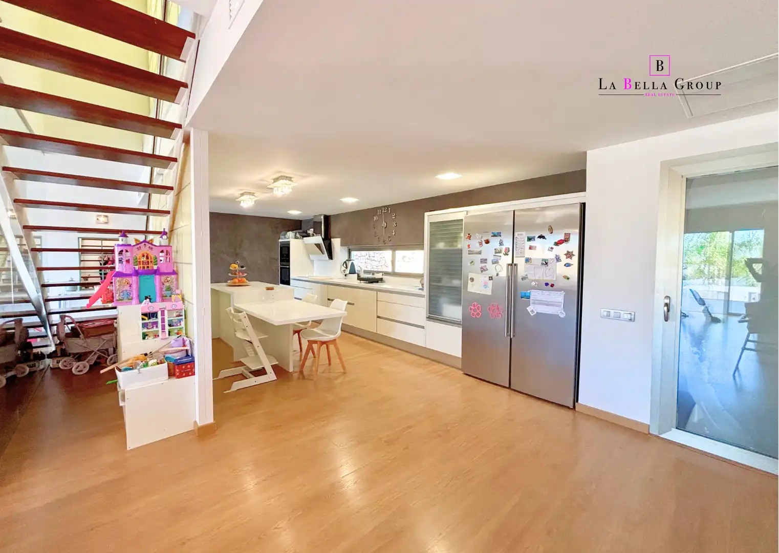 Küche von Einfamilien-Reihenhaus zum Verkauf in Santa Eulària des Riu mit Klimaanlage, Heizung und Parkett