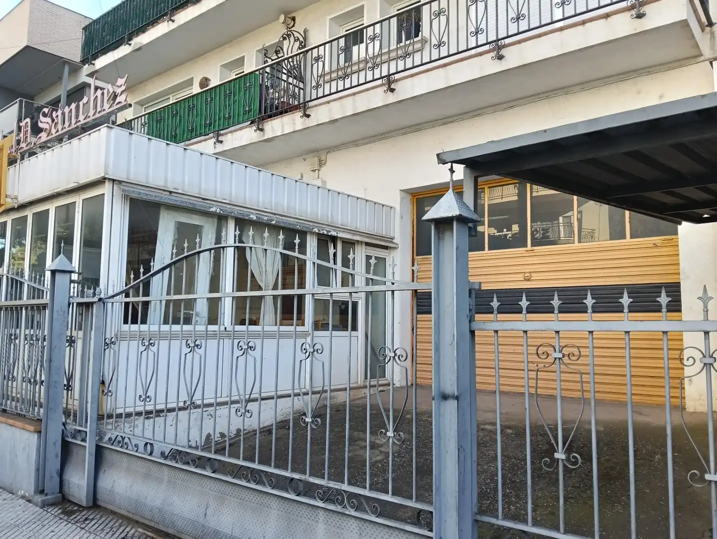 Vista exterior de Local en venda en Llançà amb Terrassa