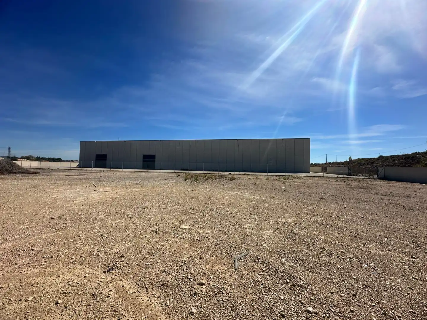 Vista exterior de Nave industrial de alquiler en Villargordo del Cabriel con Alarma