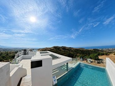 Penthouse with pool for sale in La Mairena