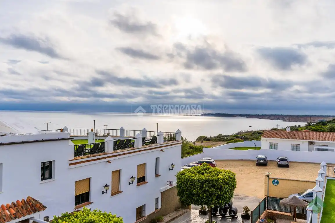 Vista exterior de Casa o xalet en venda en Conil de la Frontera amb Terrassa i Balcó