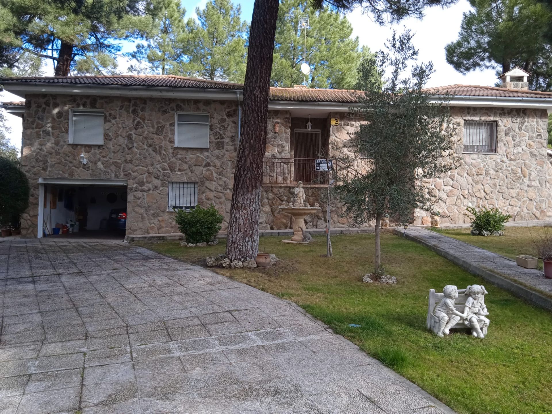 Vista exterior de Casa o xalet en venda en Marugán amb Calefacció, Jardí privat i Terrassa