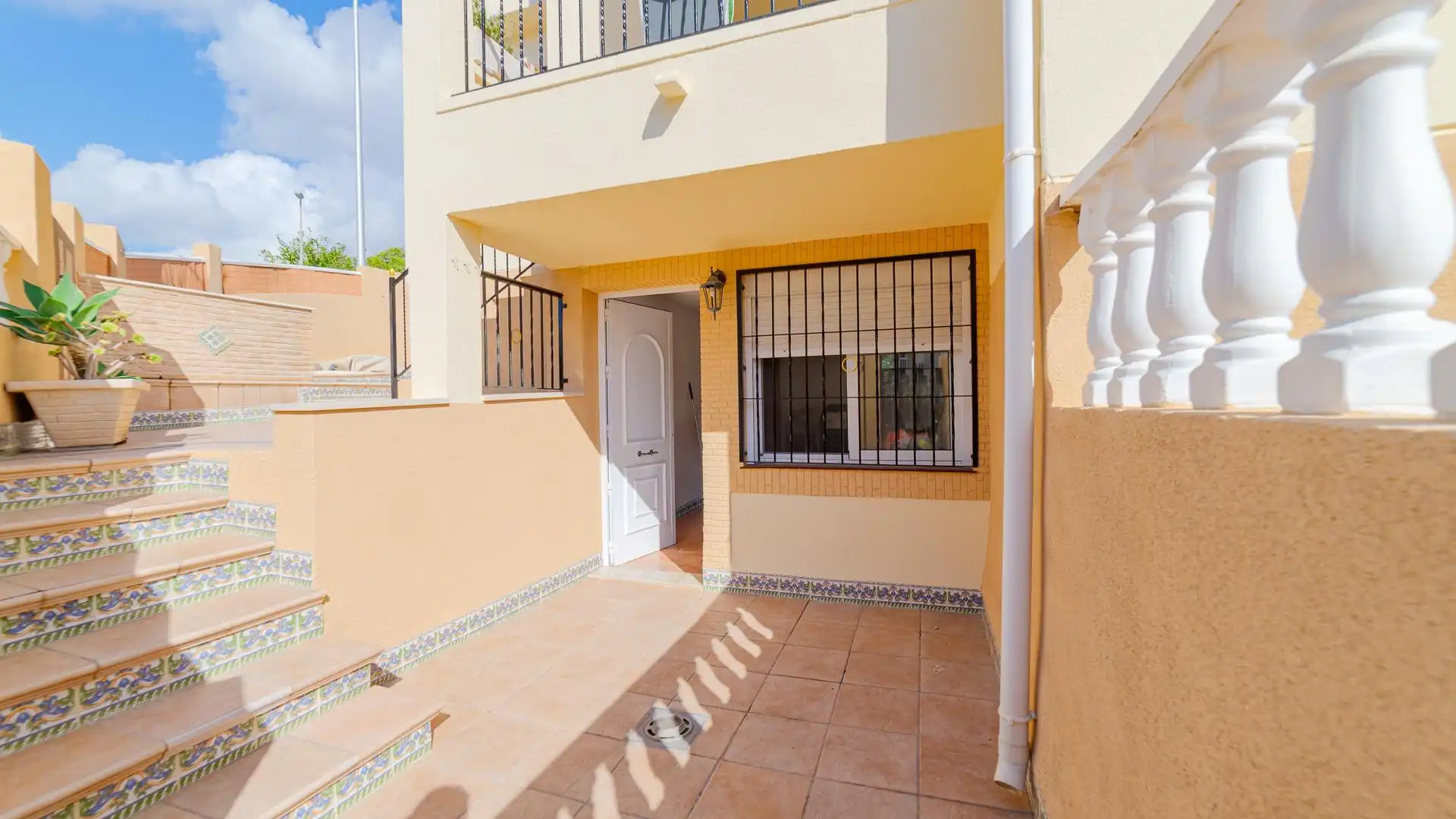 Vista exterior de Casa o xalet en venda en Orihuela amb Jardí privat, Terrassa i Piscina