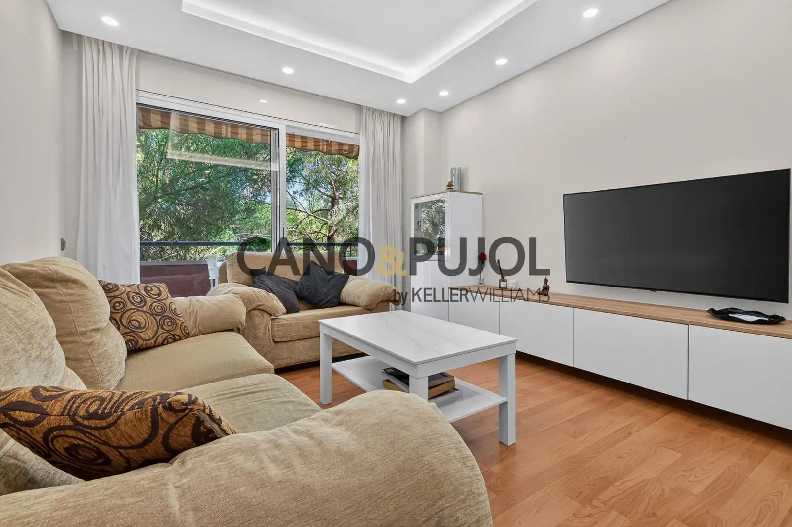 Sala d'estar de Pis en venda en Rubí amb Aire condicionat, Calefacció i Jardí privat