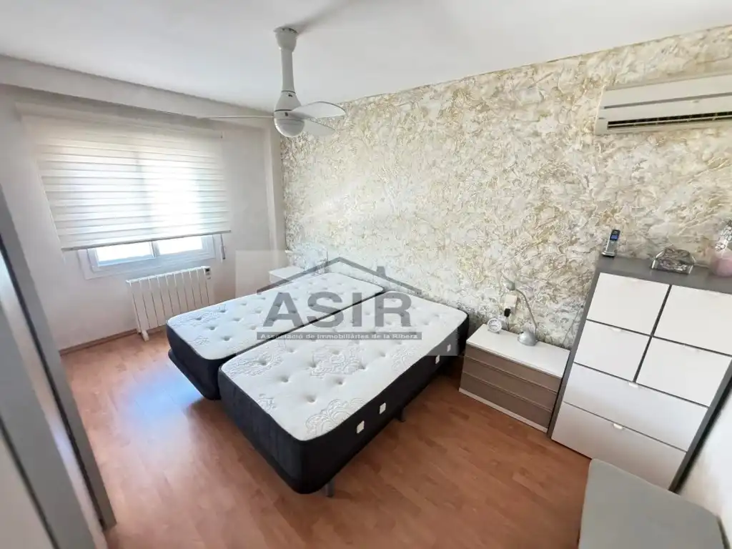 Schlafzimmer von Dachboden zum Verkauf in Alzira mit Klimaanlage und Balkon