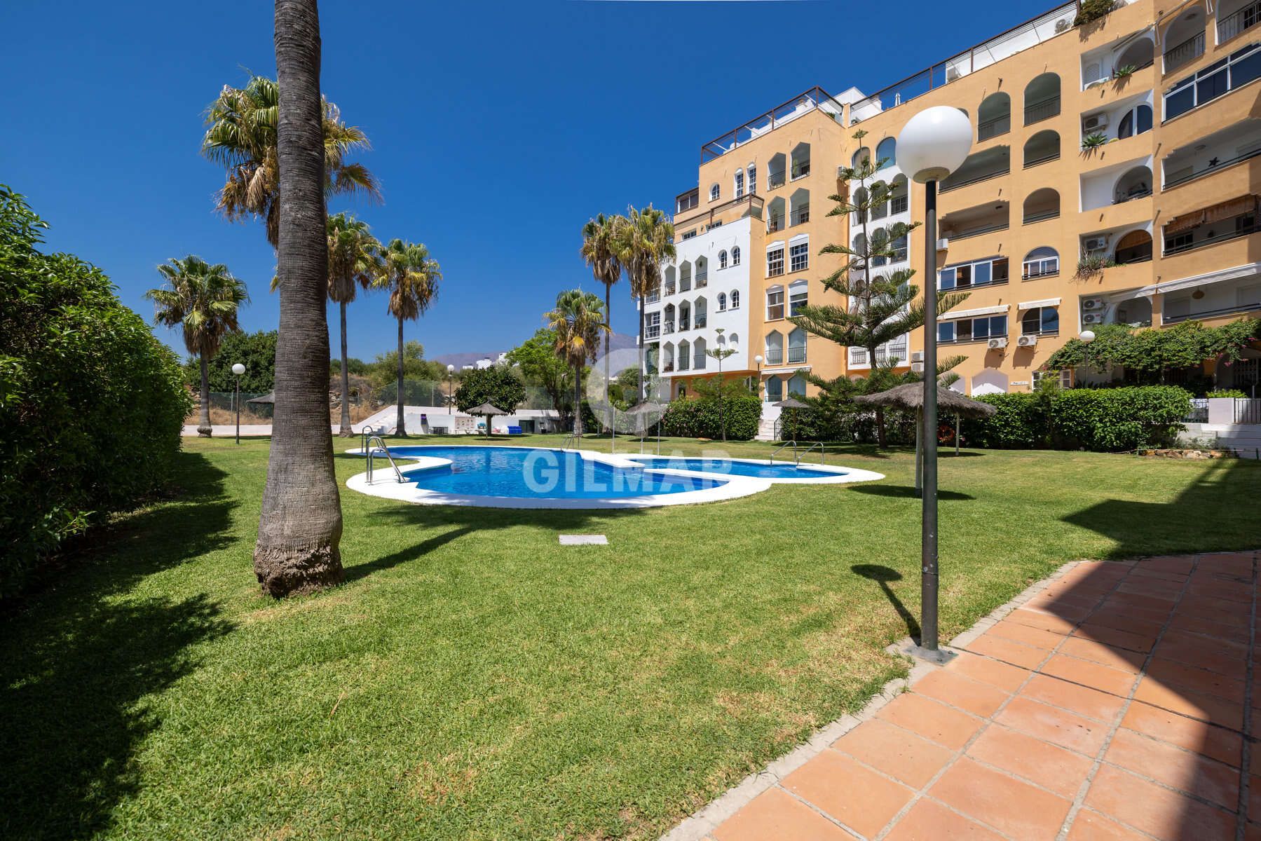 Vista exterior de Pis en venda en Estepona amb Calefacció, Piscina i Balcó