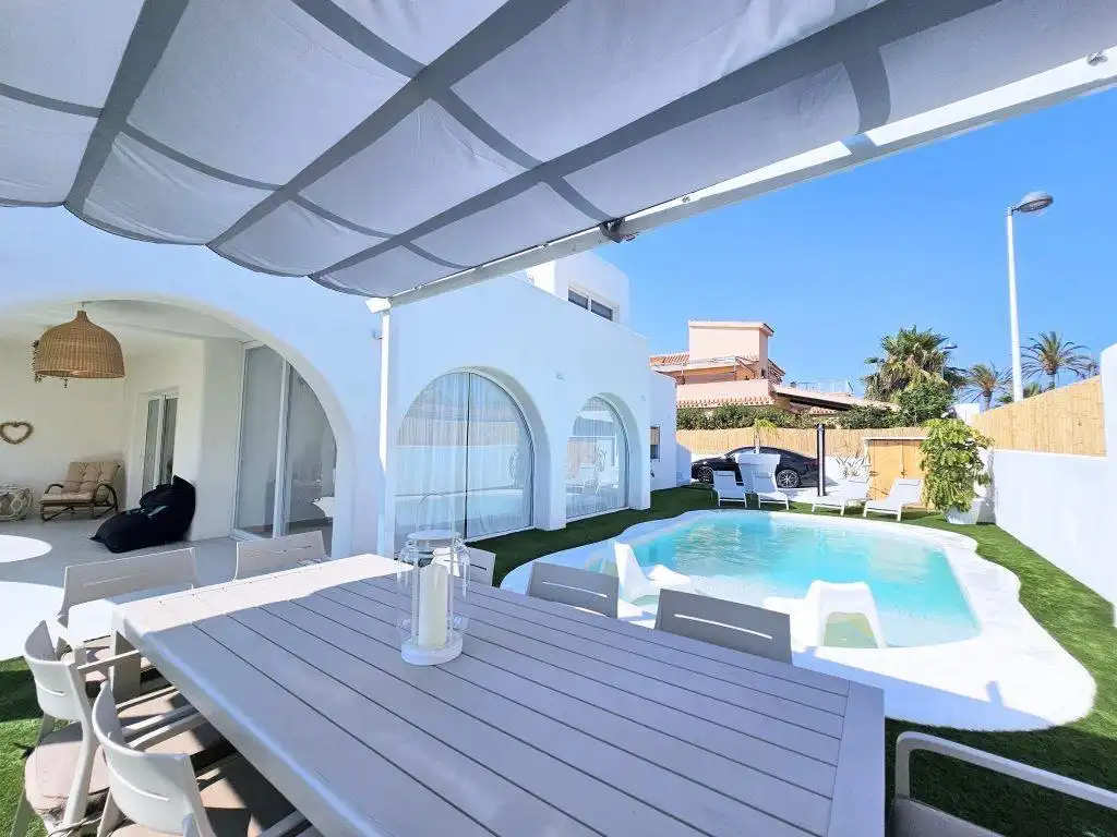 Xalet amb piscina en venda a Entremares