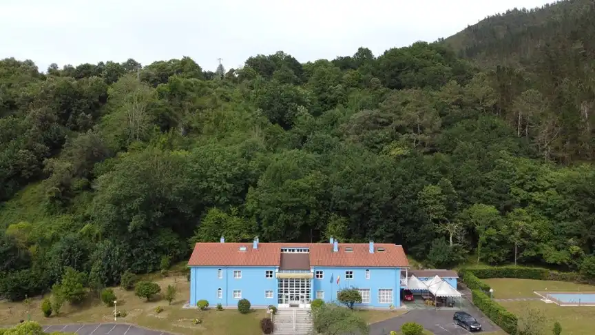Vista exterior de Edifici en venda en Cangas de Onís amb Piscina comunitària