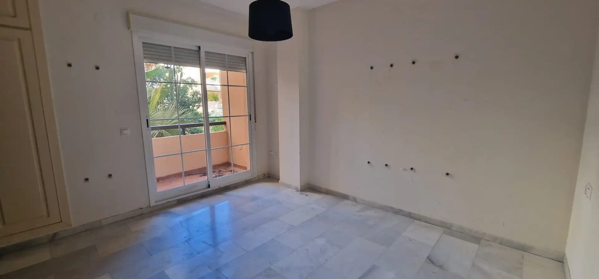 Dormitori de Pis en venda en Marbella amb Terrassa i Piscina comunitària