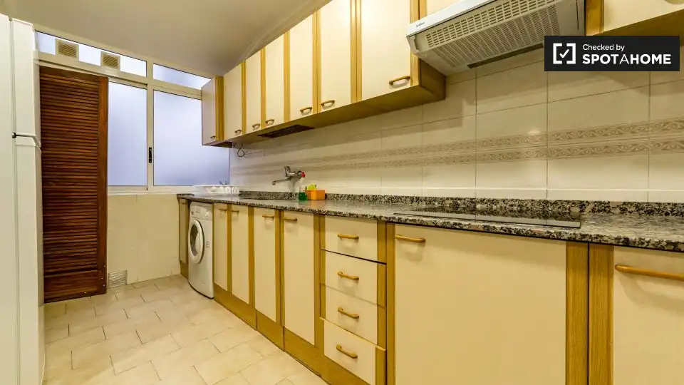 Cuina de Pis de lloguer en Valencia amb Aire condicionat, Calefacció i Moblat