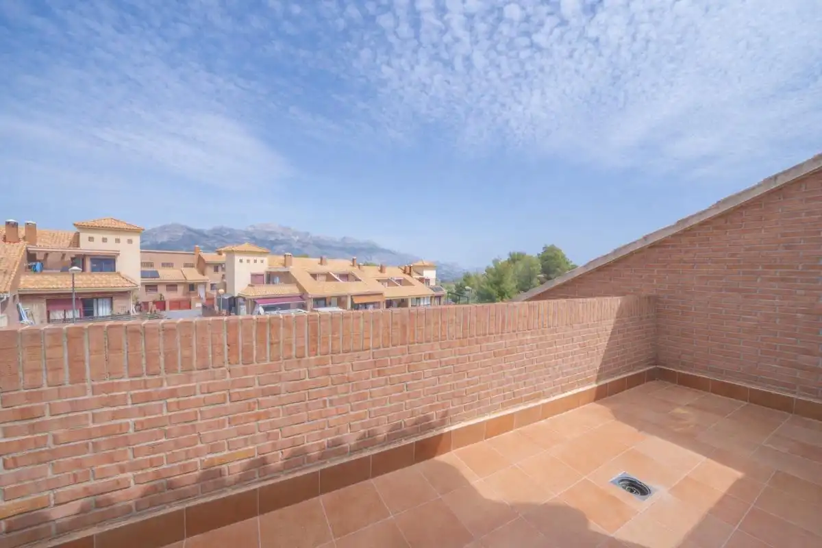 Vista exterior de Casa adosada en venda en La Nucia amb Aire condicionat, Calefacció i Terrassa