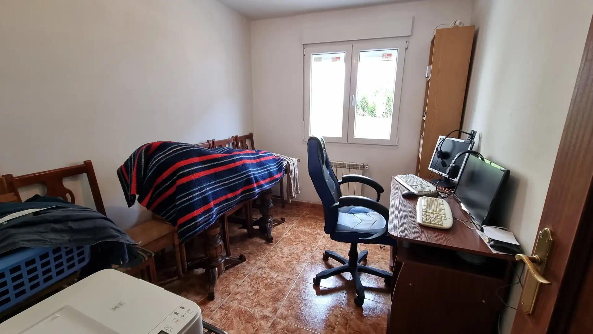 Dormitori de Casa adosada en venda en Cabrales amb Calefacció i Moblat