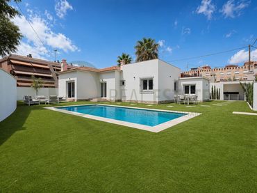 Chalet con piscina en venta en Calle MANUEL MORAN