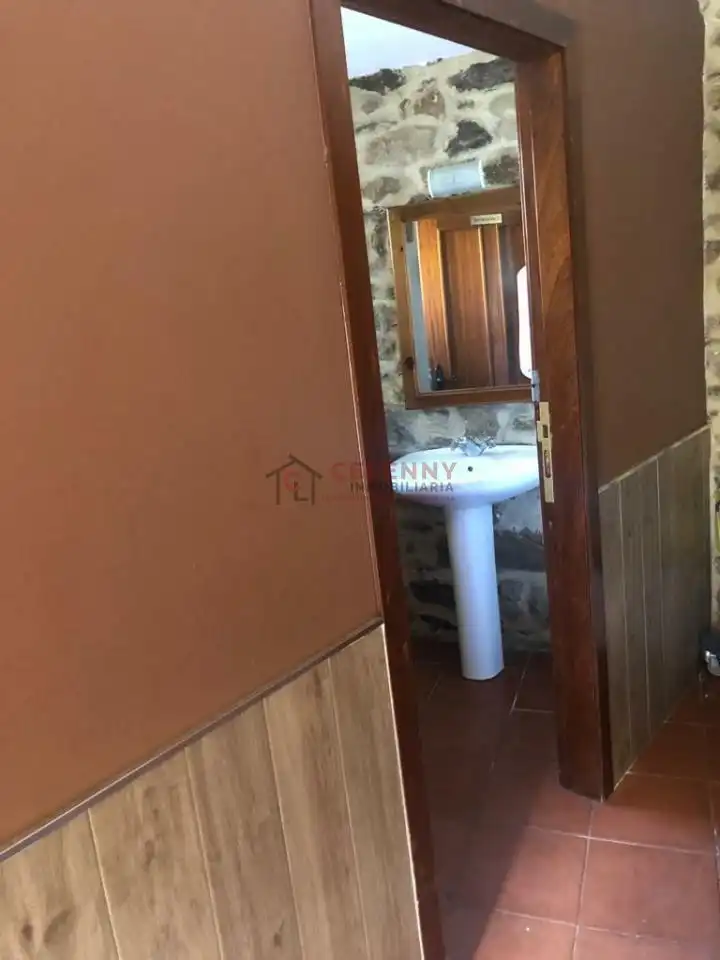 Bany de Local en venda en A Pobra de Trives  amb Aire condicionat i Moblat