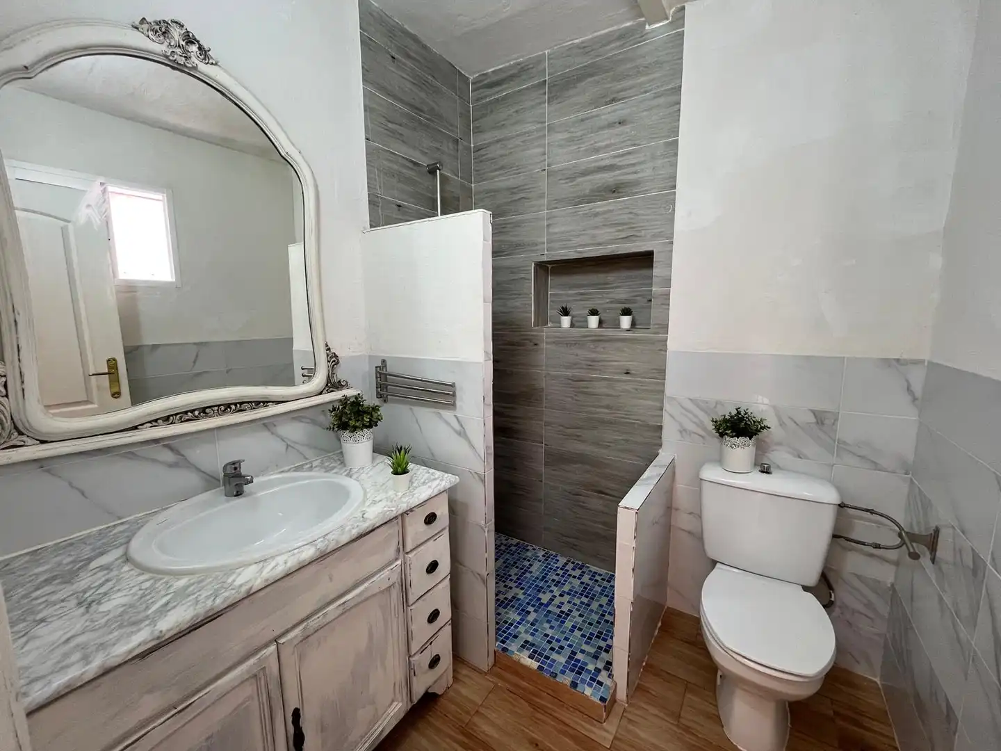 Bathroom of Flat for sale in Cartagena  with Air Conditioner and Oven