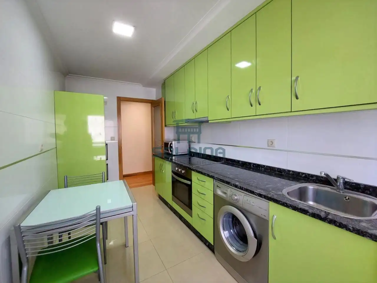 Cuina de Apartament de lloguer en Ourense Capital  amb Calefacció, Traster i Moblat