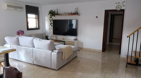 ¡Precioso dúplex de 90 m² con 4 hab, balcón y parking en Canovelles!