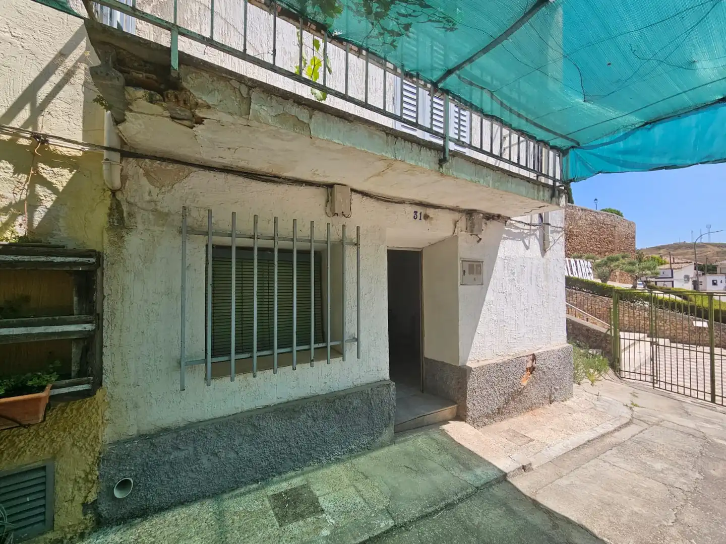Vista exterior de Casa adosada en venda en Albares amb Moblat