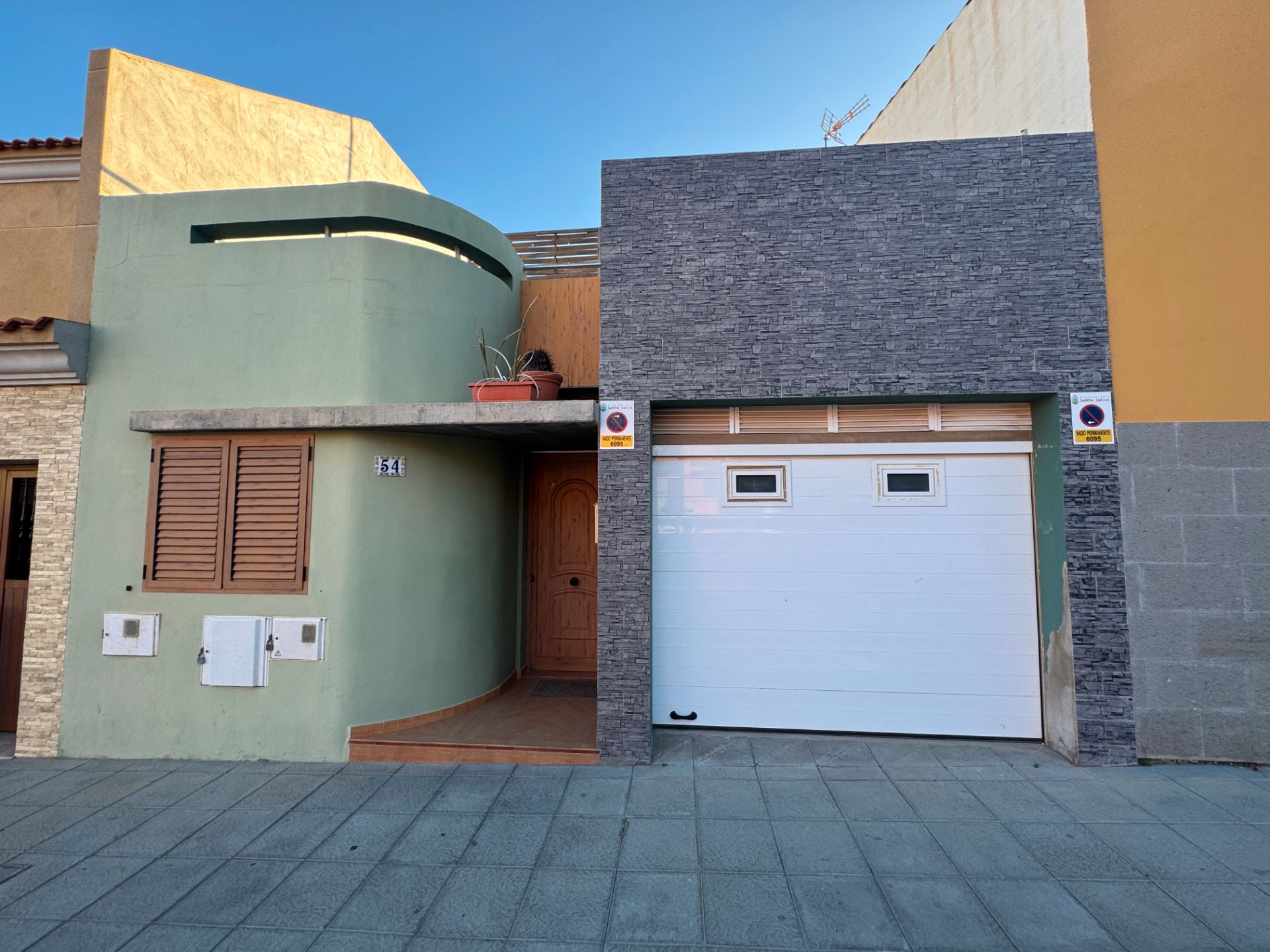 Exterior view of Single-family semi-detached for sale in Ingenio  with Air Conditioner, Terrace and Storage room