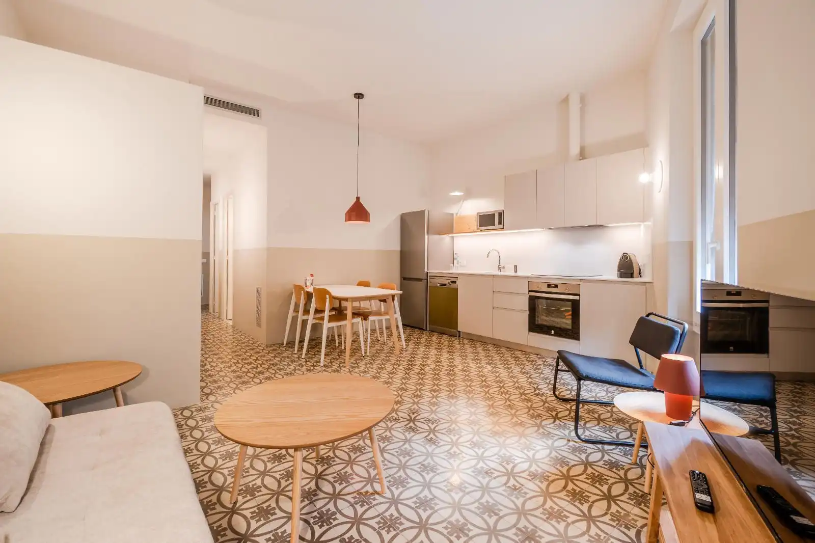 Cuina de Pis de lloguer en Girona amb Aire condicionat i Terrassa