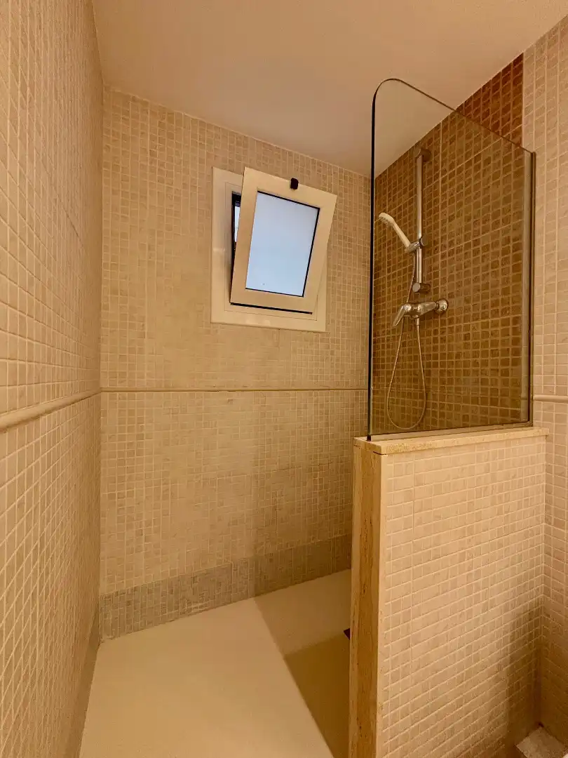 Badezimmer von Dachboden zur Miete in Barcelona mit Klimaanlage, Heizung und Parkett