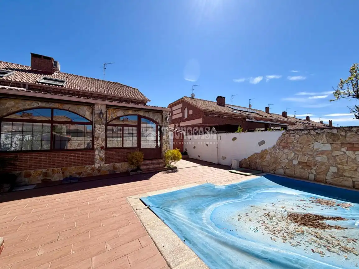 Casa adosada en venta en Villanueva de la Torre