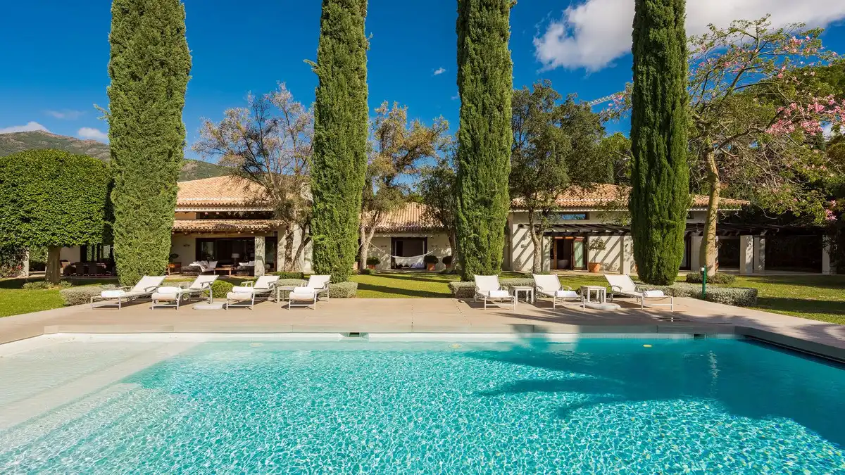Schwimmbecken von Haus oder Chalet zum Verkauf in Benahavís mit Klimaanlage, Privatgarten und Terrasse