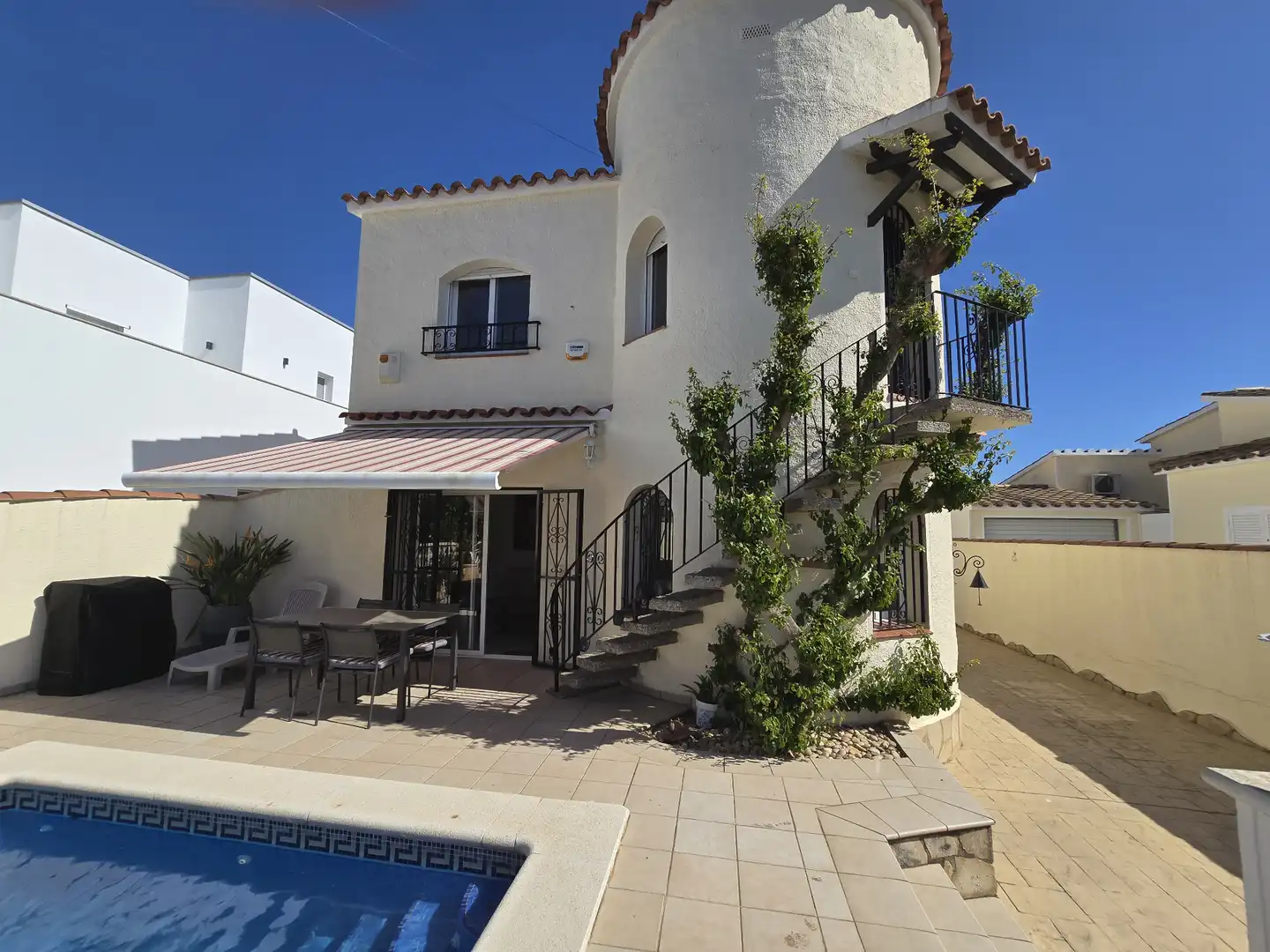 Vista exterior de Casa o xalet en venda en Empuriabrava amb Aire condicionat, Jardí privat i Piscina