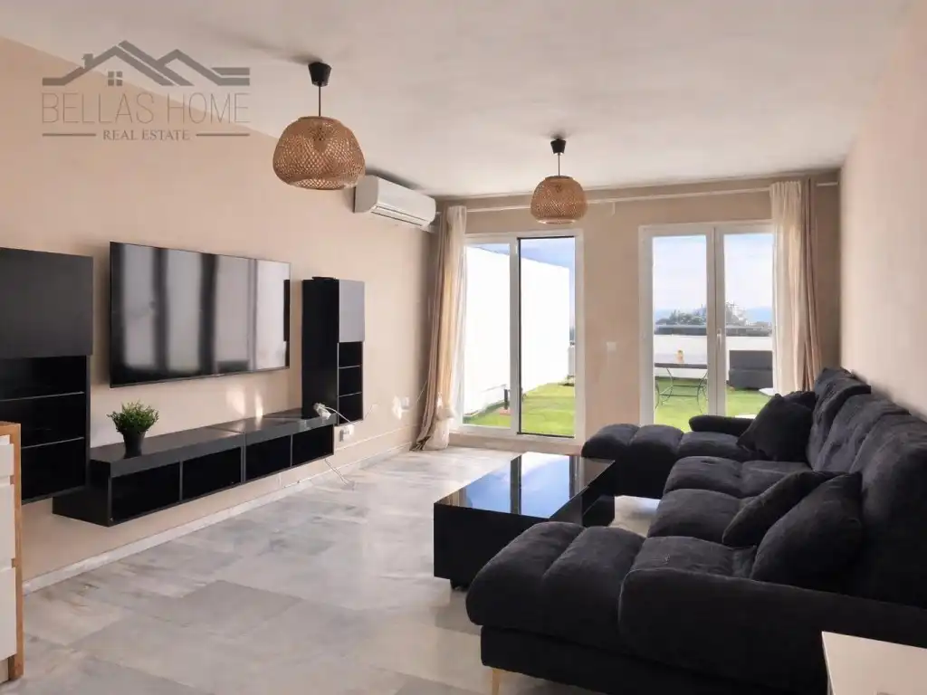 Sala d'estar de Dúplex en venda en Estepona amb Aire condicionat, Terrassa i Piscina