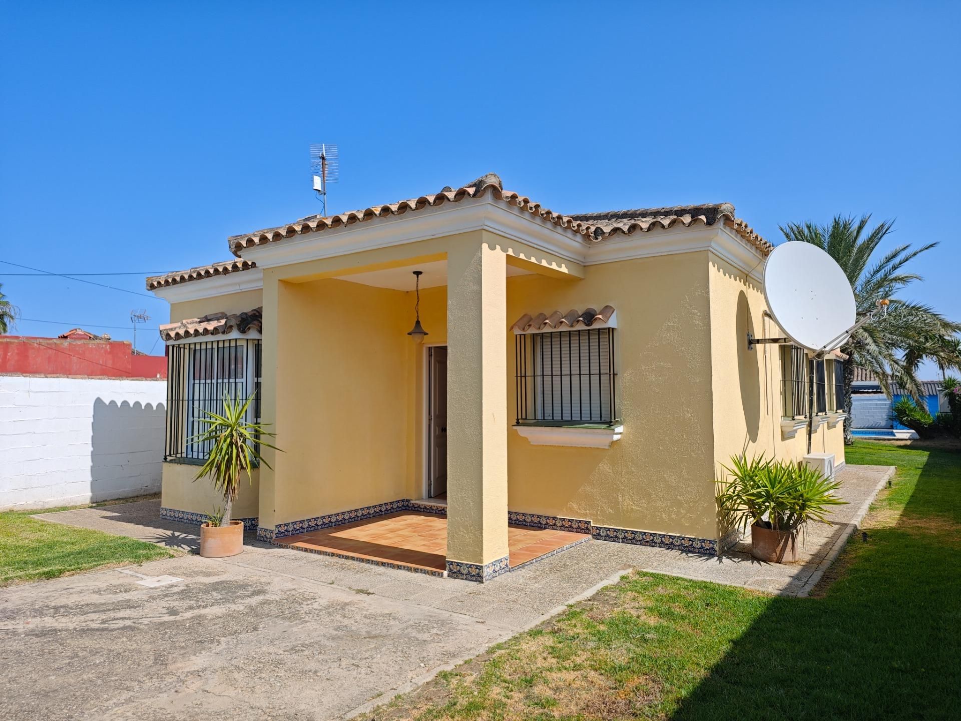 Vista exterior de Casa o xalet en venda en Chiclana de la Frontera amb Aire condicionat, Traster i Piscina