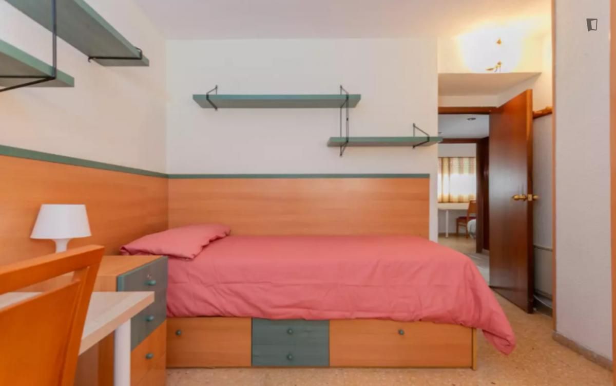 Dormitori de Apartament per a compartir en  Valencia Capital amb Moblat i Forn