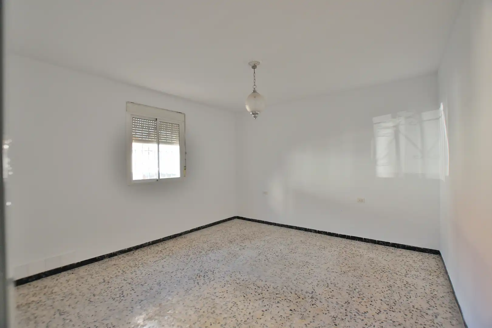 Sala d'estar de Casa adosada en venda en Ronda amb Terrassa i Balcó