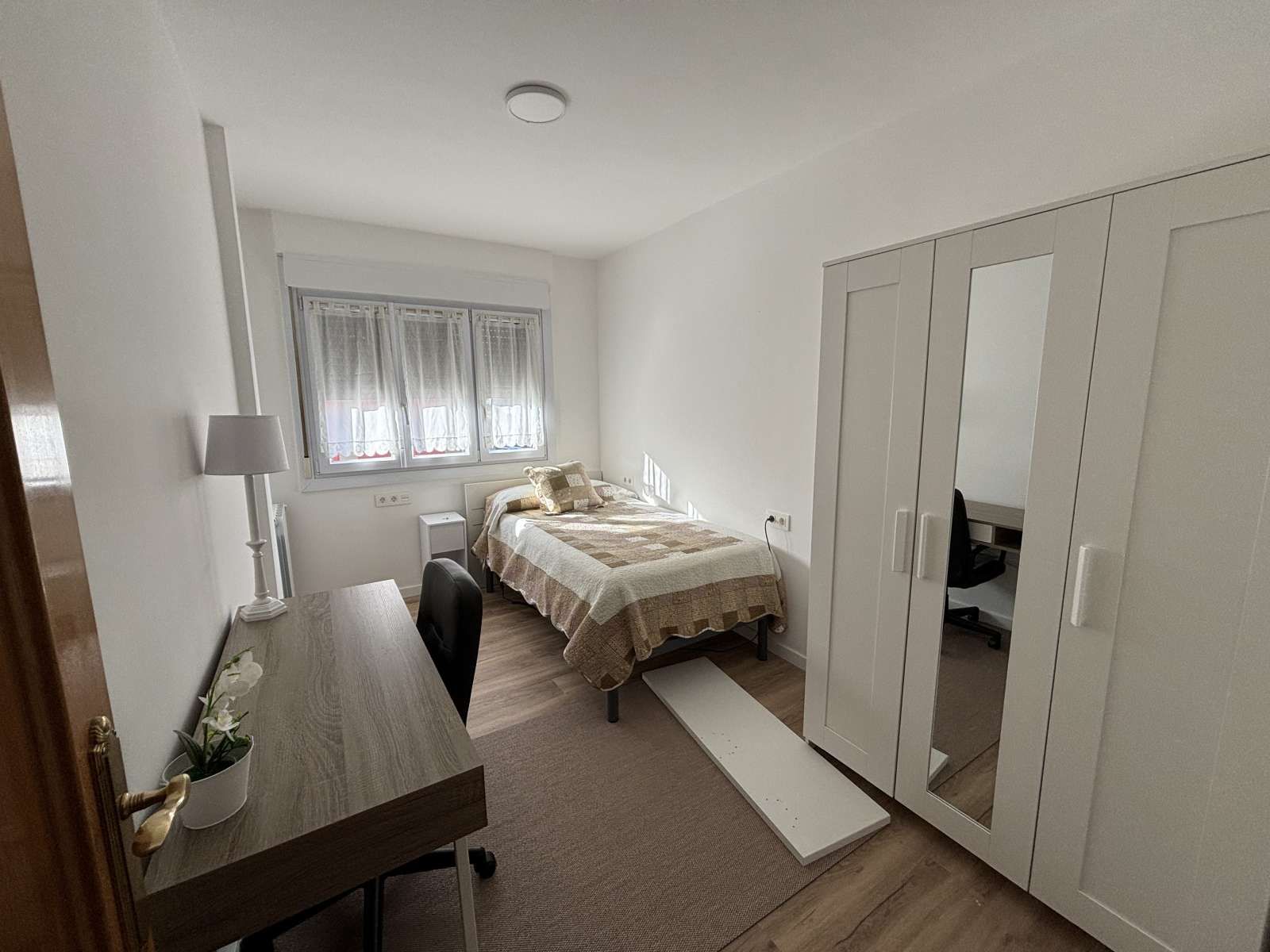 Bedroom of Flat to share in Hernani  with Air Conditioner and Terrace