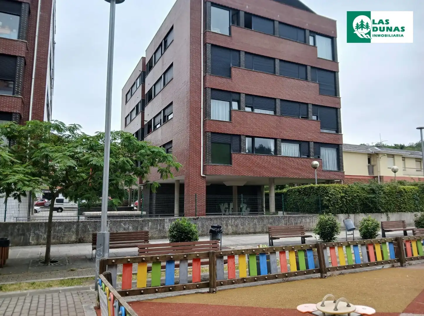 Vista exterior de Piso en venta en Medio Cudeyo con Calefacción, Parquet y Balcón